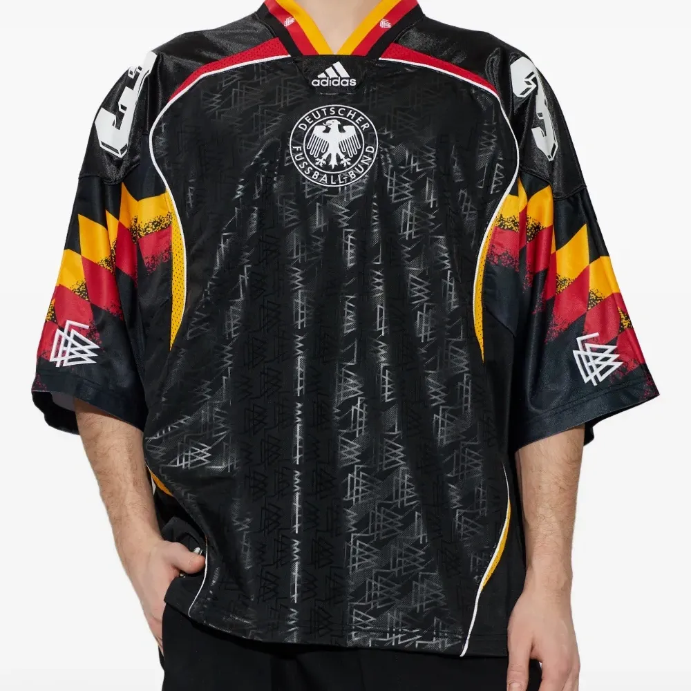 Футболка с узором и V-образным вырезом