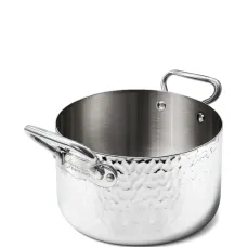 Кастрюля из нержавеющей стали с чеканкой Кастрюля из нержавеющей стали с чеканкой