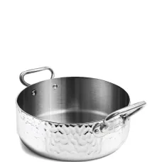 Кастрюля из нержавеющей стали с чеканкой Кастрюля из нержавеющей стали с чеканкой