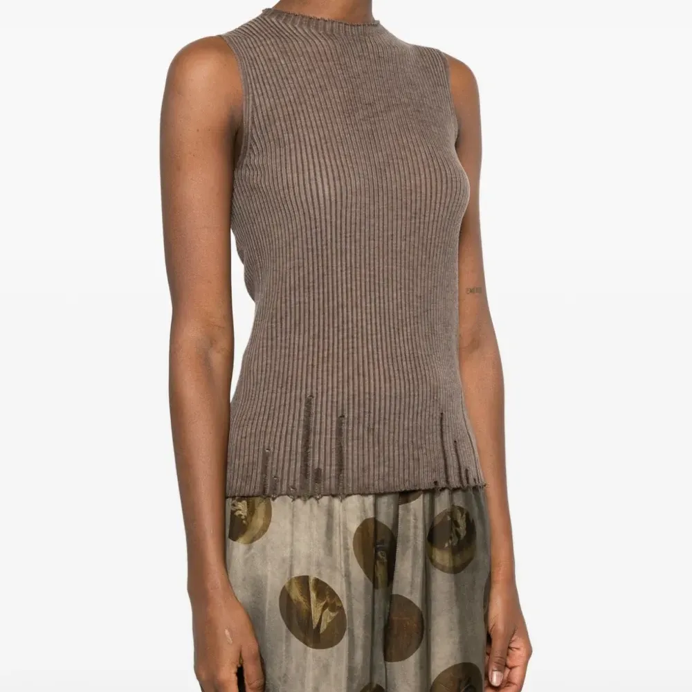 Ребристый топ с эффектом потертости