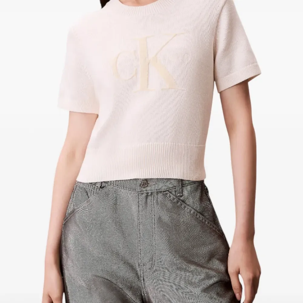 Футболка с вышитым логотипом