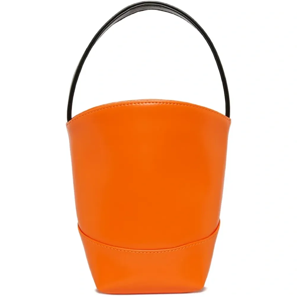 Сумка-ведро с нашивкой-логотипом