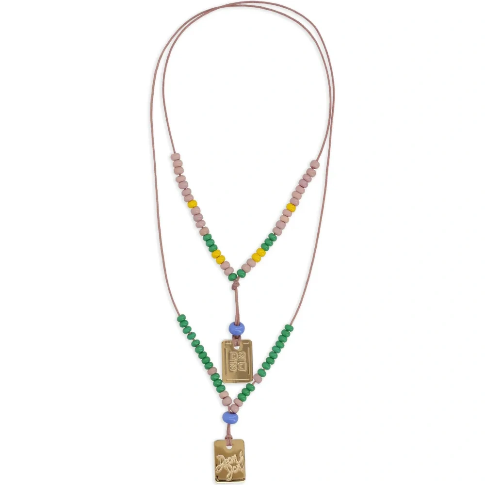 Бусинковое ожерелье с подвеской-логотипом