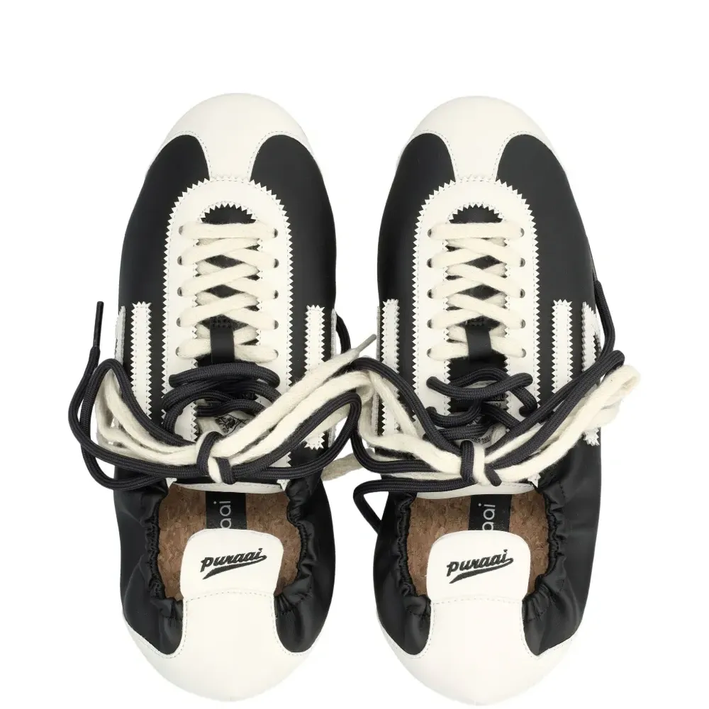 Кроссовки с львом и тремя полосками