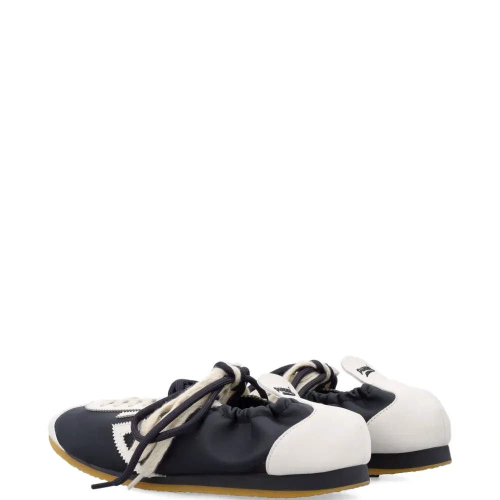 Кроссовки с львом и тремя полосками