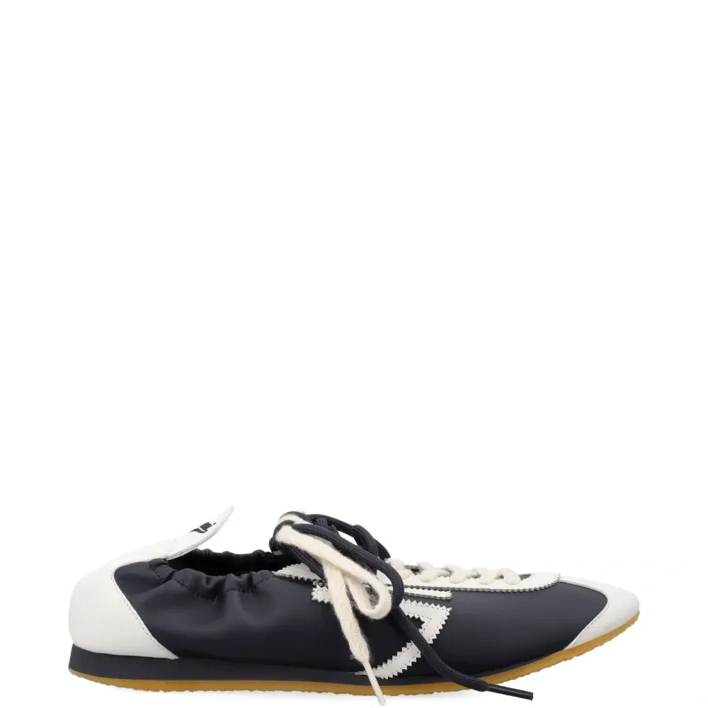 Кроссовки с львом и тремя полосками