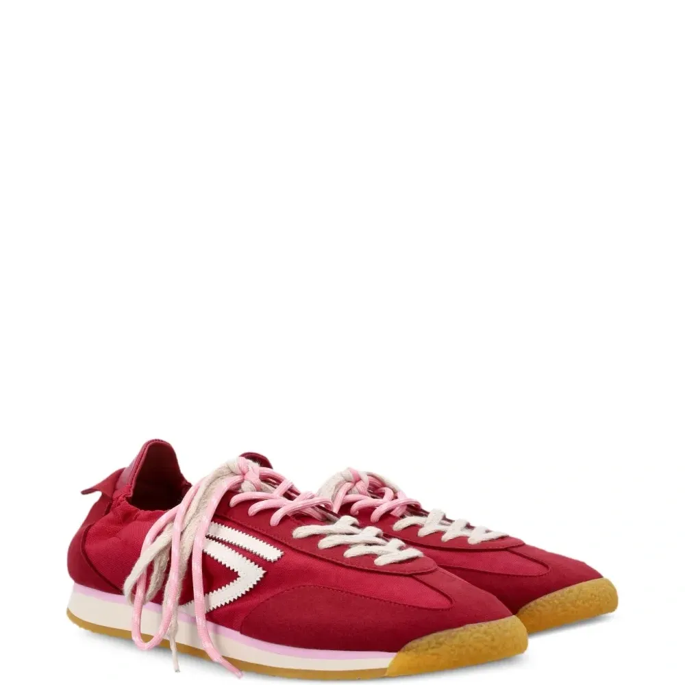 Кроссовки с логотипом