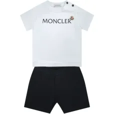 Короткий спортивный костюм с шортами и короткими рукавами