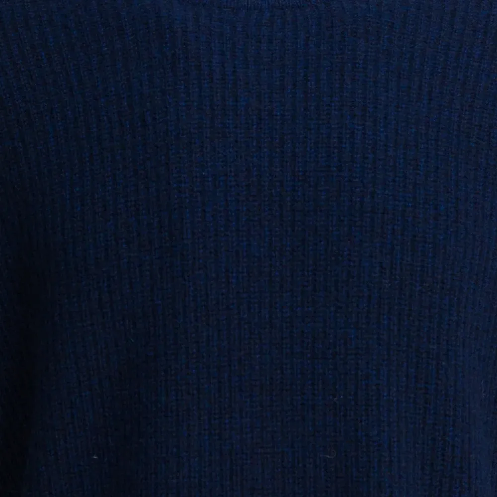 Вязаный свитер с круглым вырезом