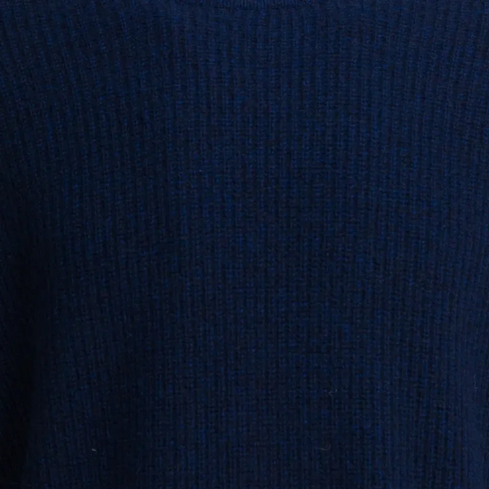 Вязаный свитер с круглым вырезом