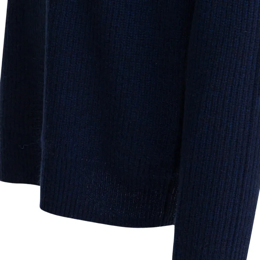 Вязаный свитер с круглым вырезом