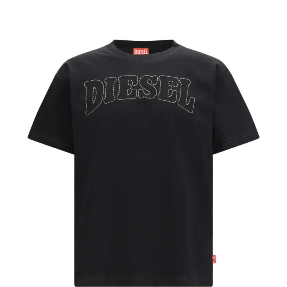 Футболка с вышитым логотипом