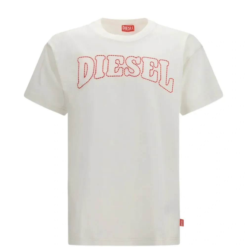 Футболка с вышитым логотипом