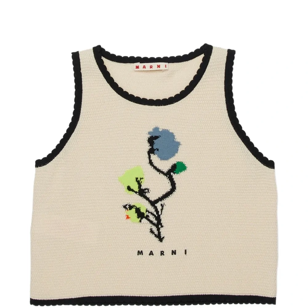 Топ с цветочной аппликацией