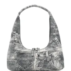 Сумка на плечо с принтом и декоративным брелоком