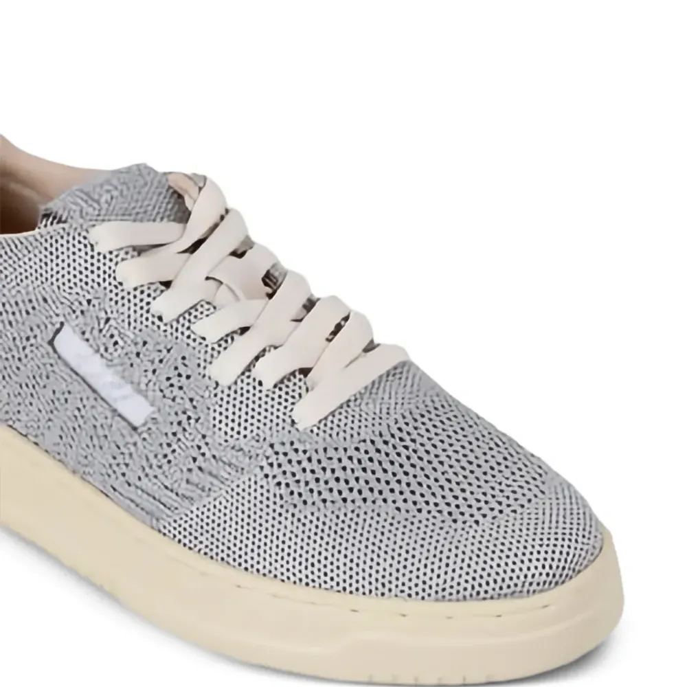 Кроссовки с логотипом