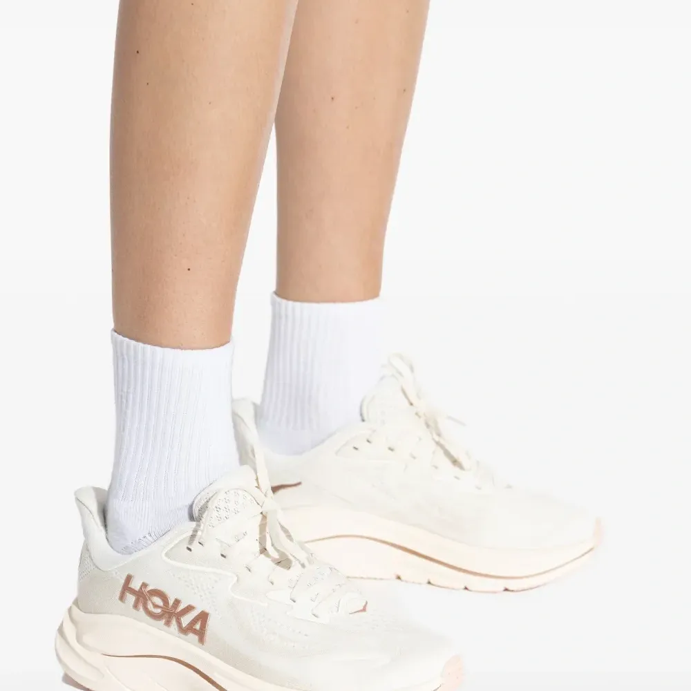 Кроссовки Clifton 10 с логотипом