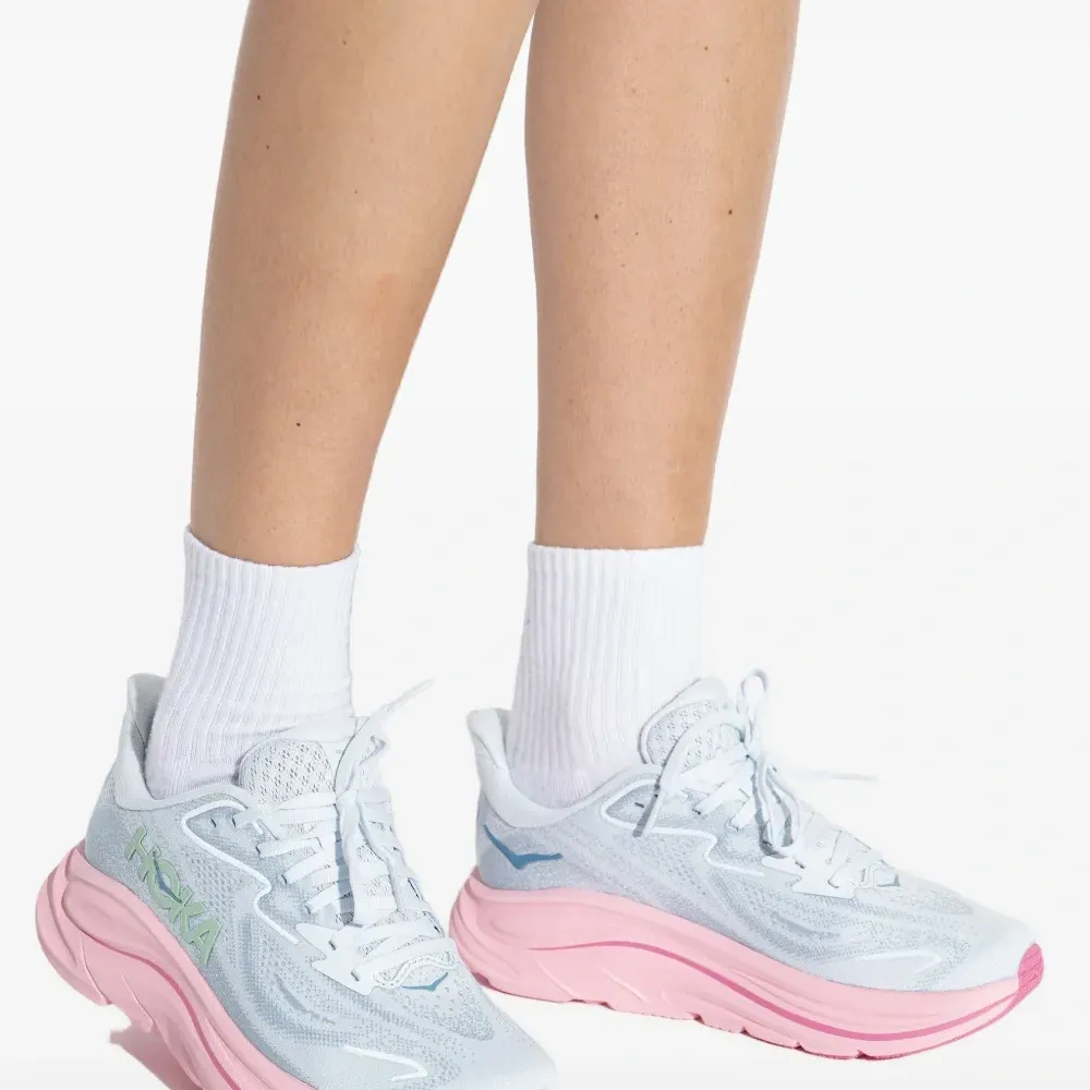 Кроссовки Clifton 10 с логотипом