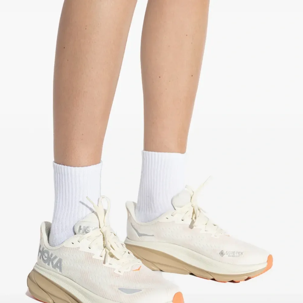 Кроссовки Clifton 9 с вышитым логотипом