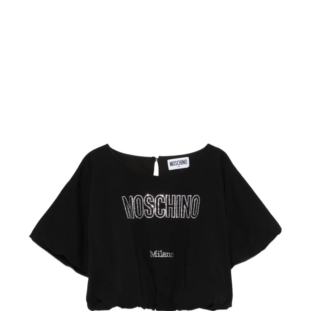 Топ с отделкой в виде логотипа