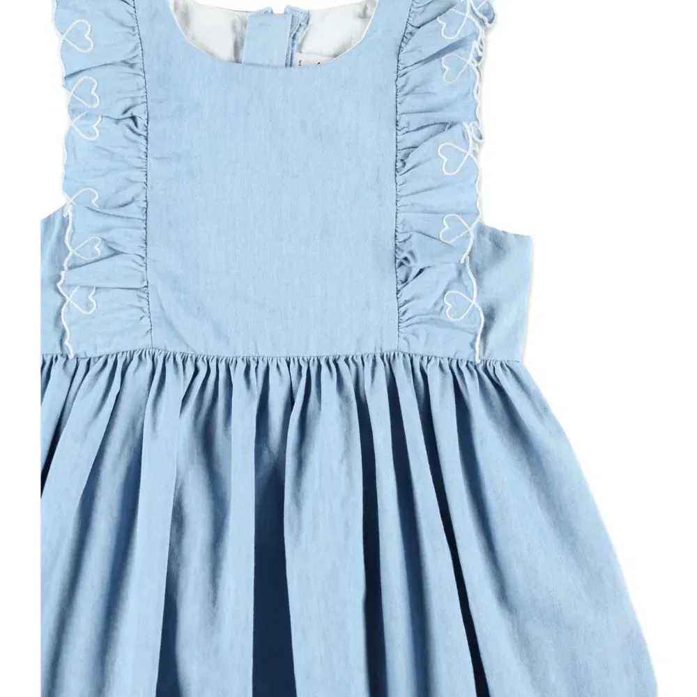 Джинсовое платье с вышивкой в виде сердца