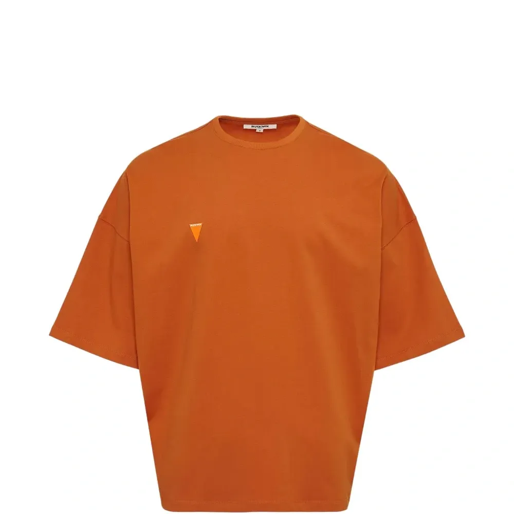 Футболка с треугольником и буквой "V"