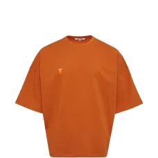 Футболка с треугольником и буквой "V"