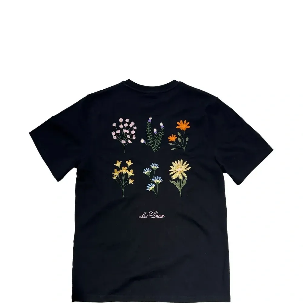 Футболка с цветочной вышивкой