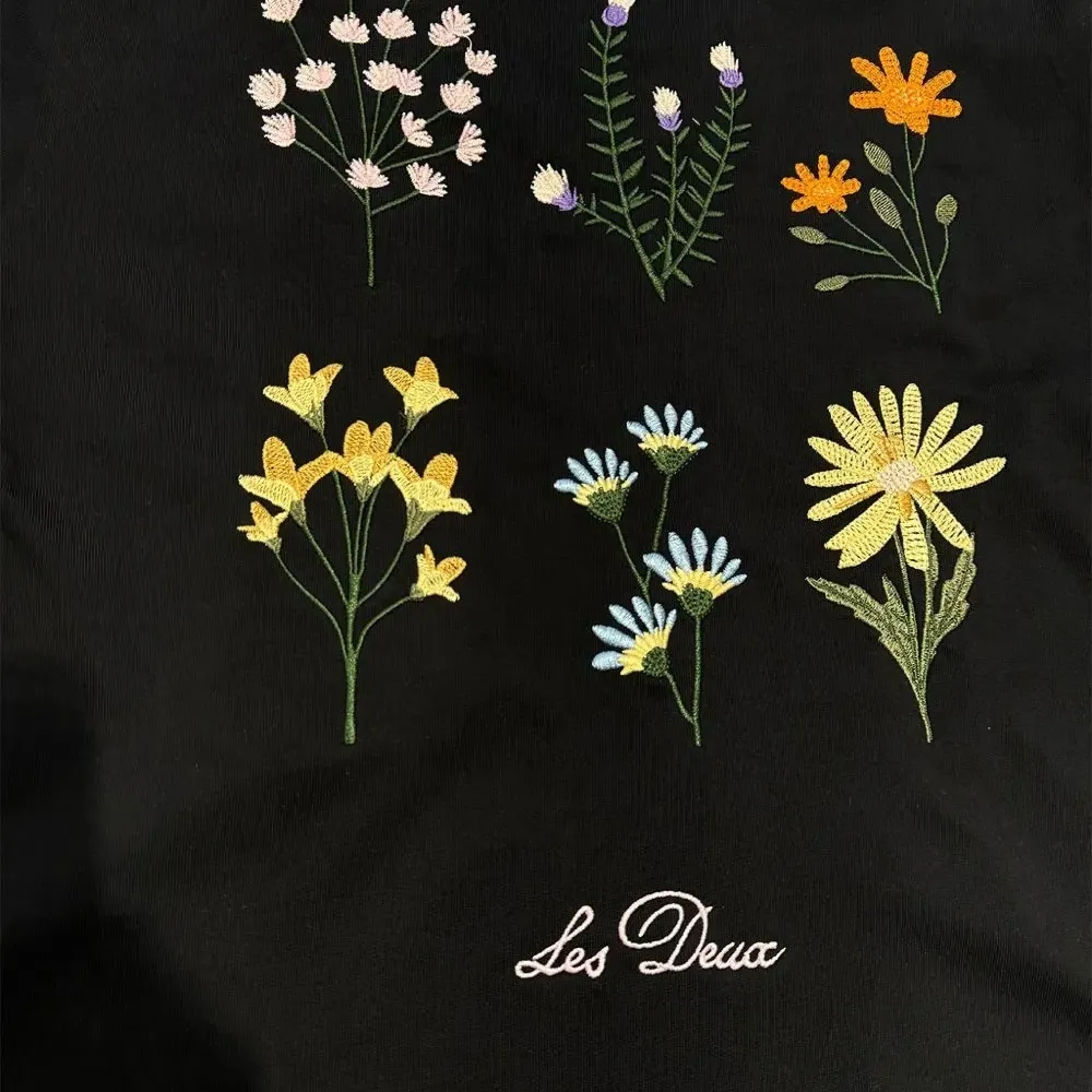 Футболка с цветочной вышивкой