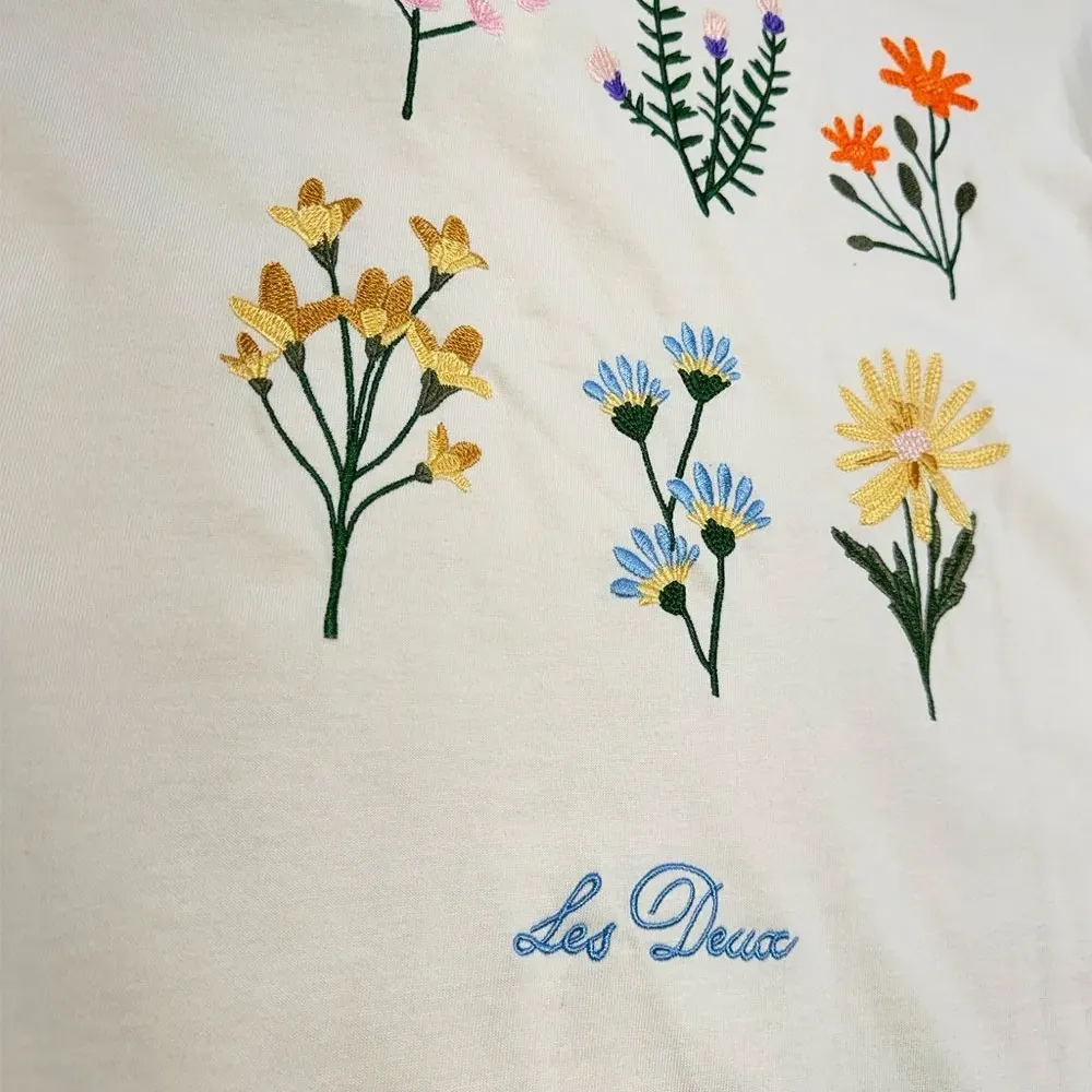 Футболка с цветочной вышивкой
