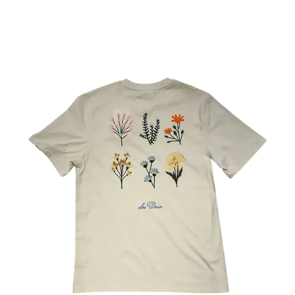 Футболка с цветочной вышивкой