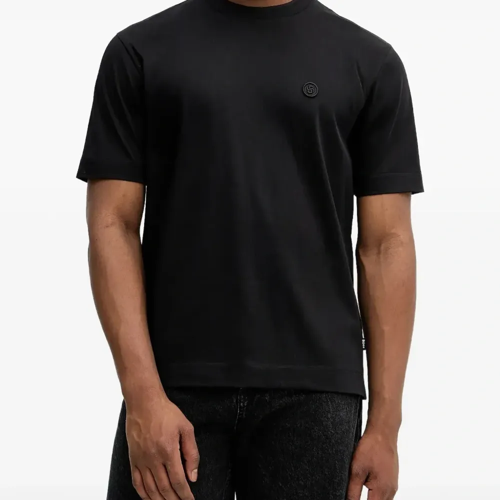 Футболка с нашивкой-логотипом