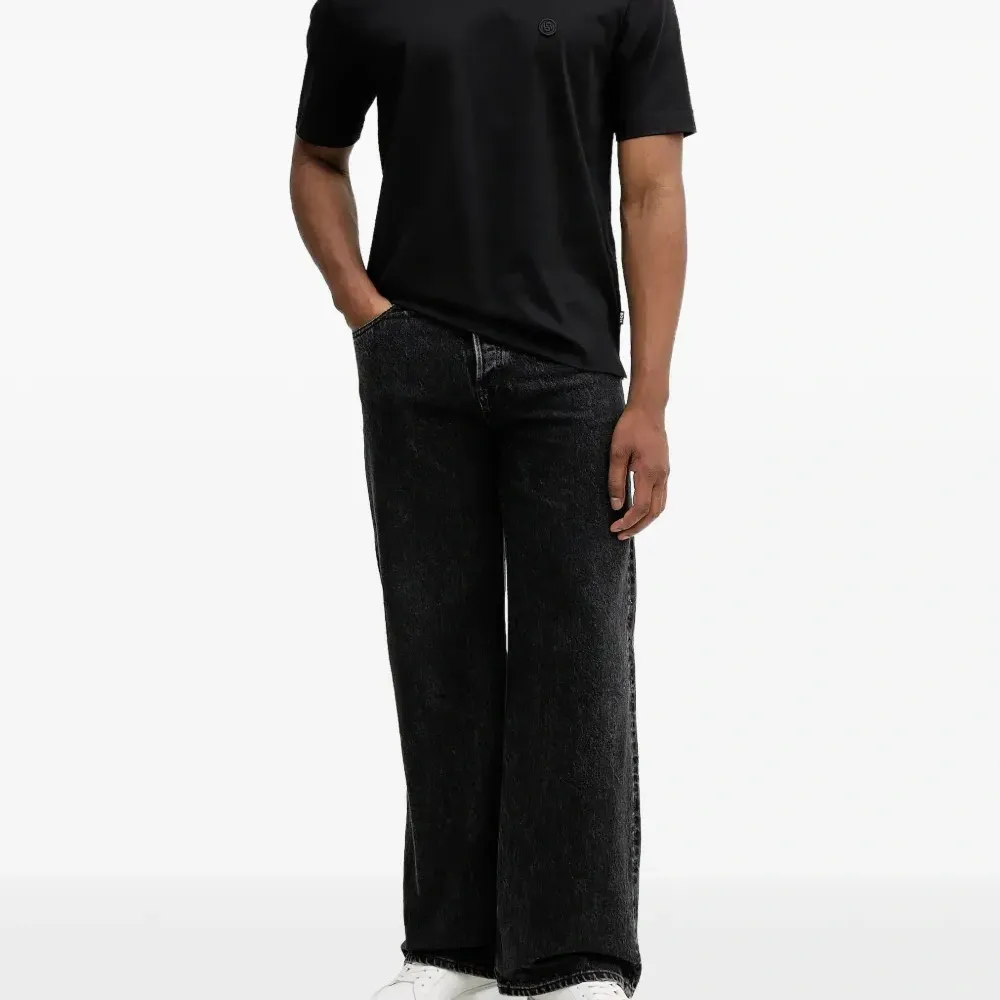 Футболка с нашивкой-логотипом