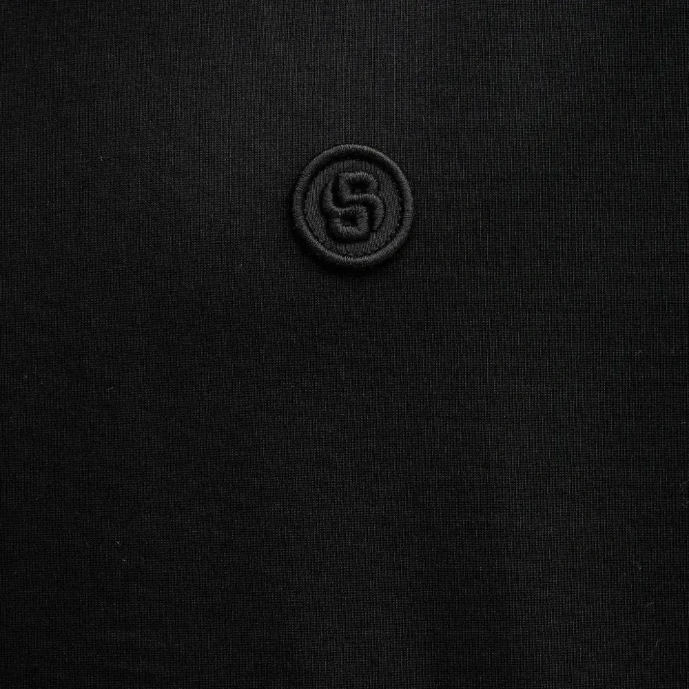 Футболка с нашивкой-логотипом