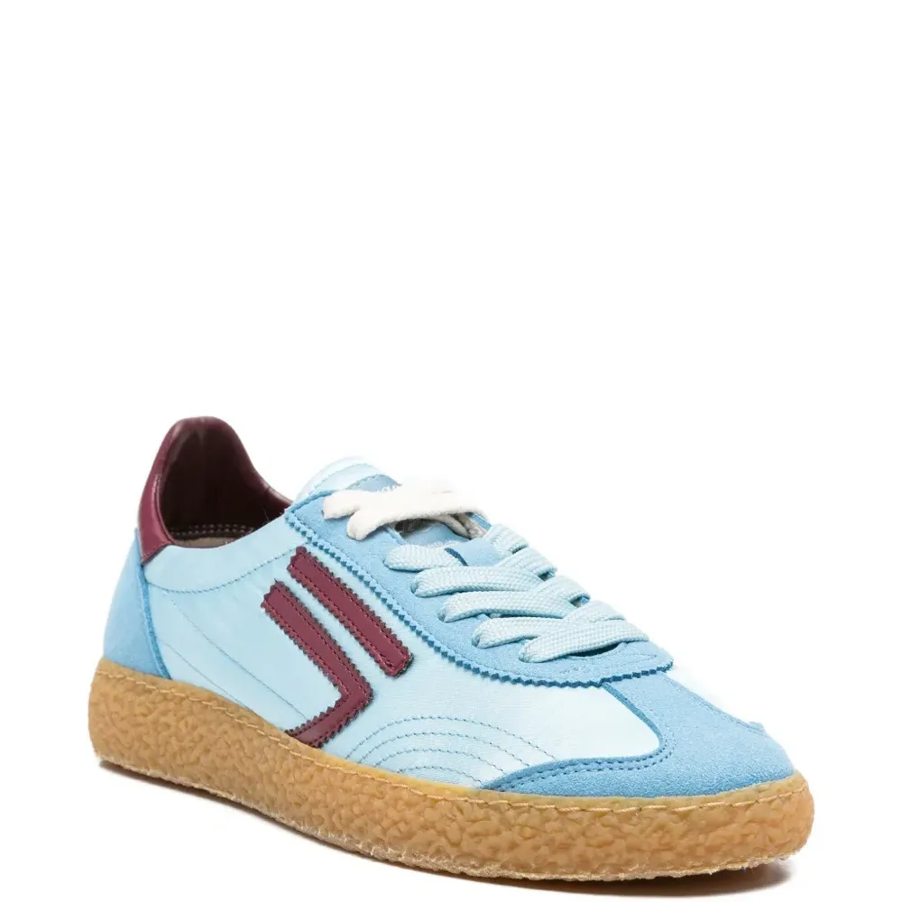 Синие кроссовки на шнуровке