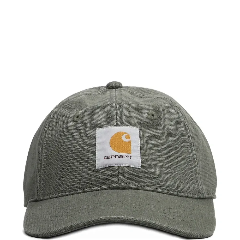 Бейсболка с нашивкой-логотипом