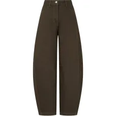 Джинсы с изогнутыми штанинами Джинсы с изогнутыми штанинами