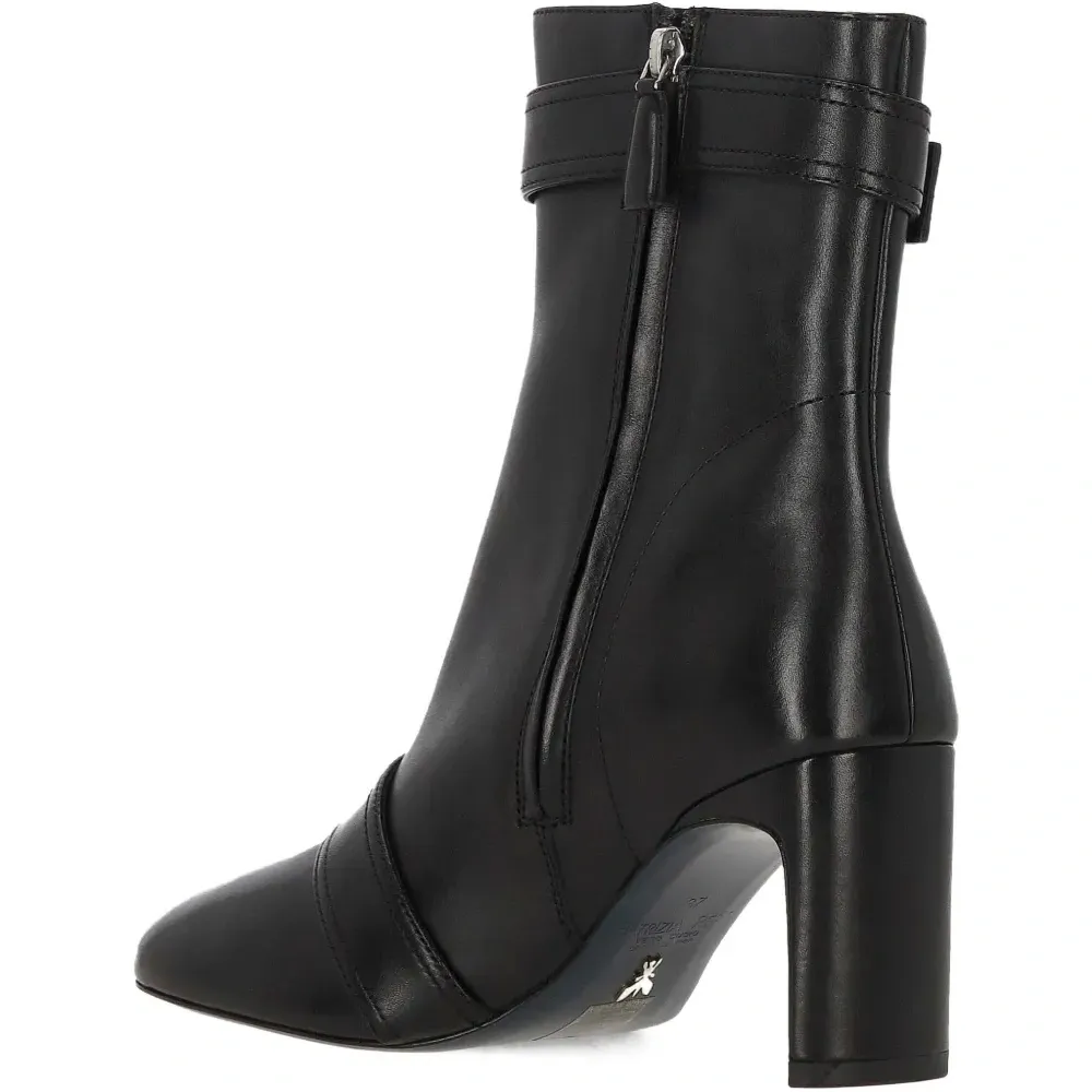 Ботинки с ремешками и пряжками Ботинки с ремешками и пряжками