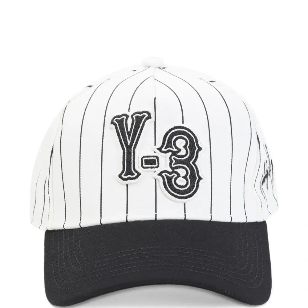 Кепка с полосками и логотипом