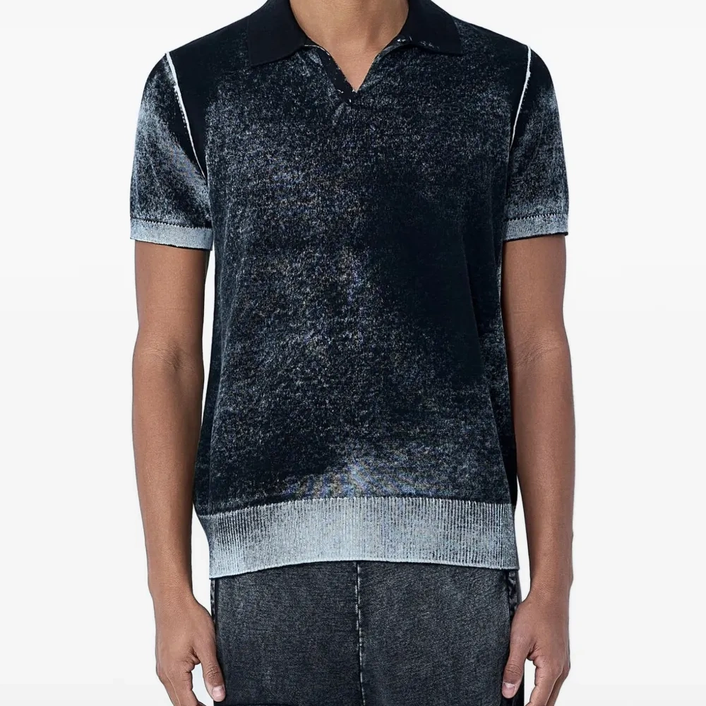 Футболка с V-образным вырезом