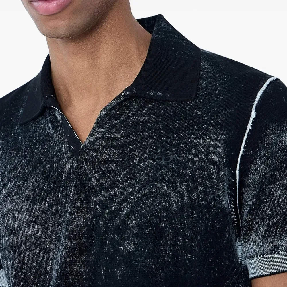 Футболка с V-образным вырезом