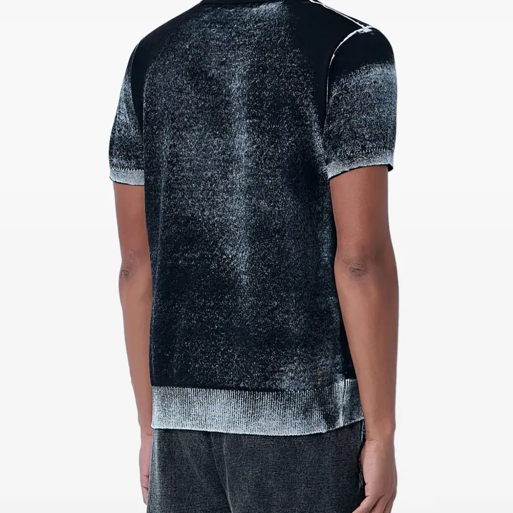 Футболка с V-образным вырезом