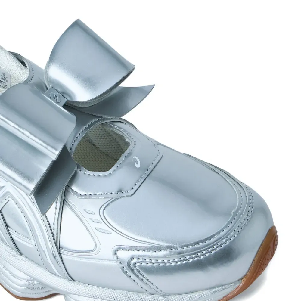 Кроссовки с текстурированными вставками