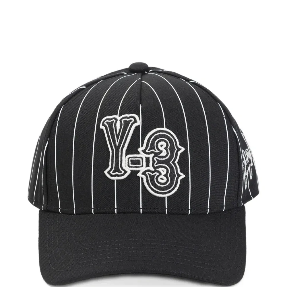 Бейсболка в полоску с логотипом