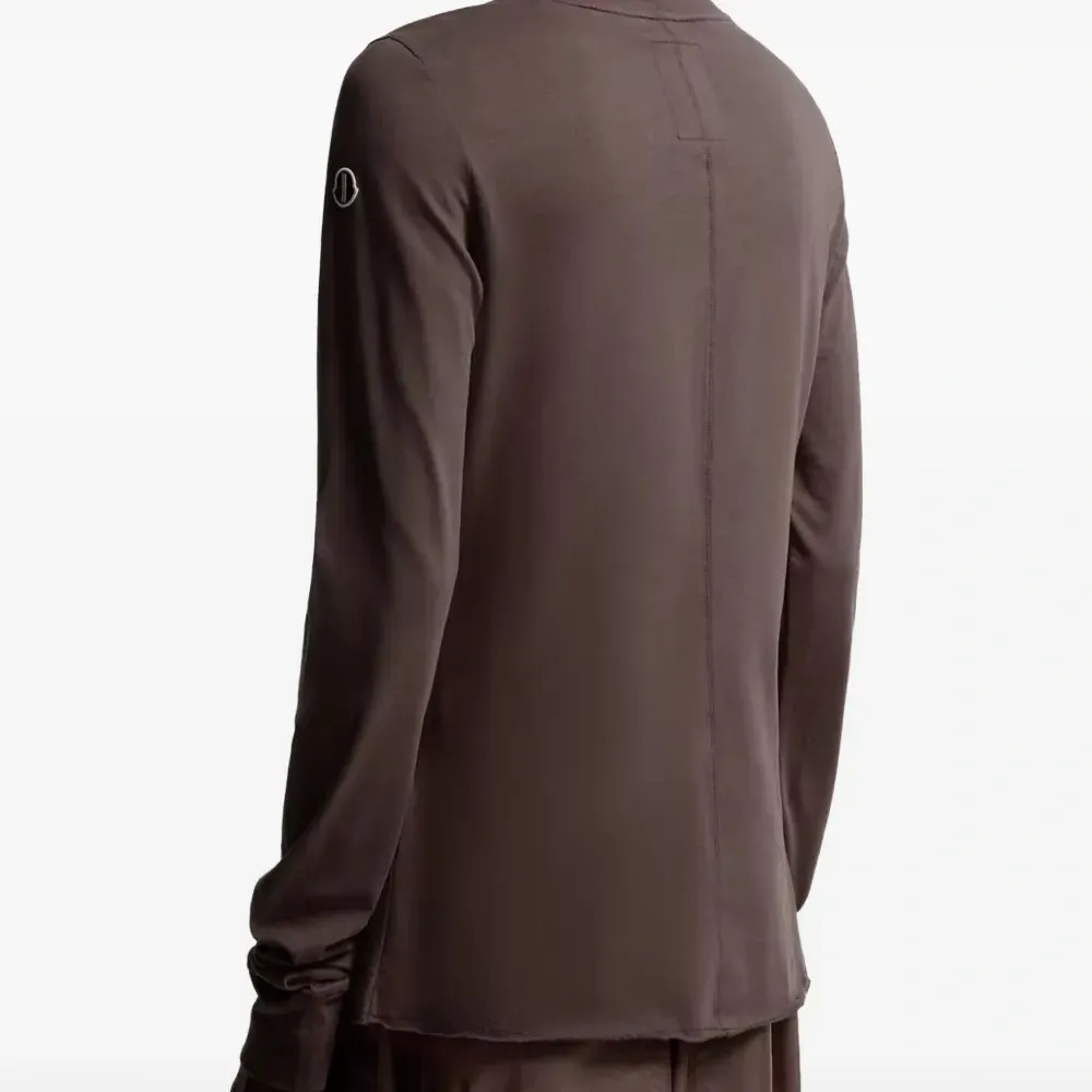 Лонгслив с нашивкой-логотипом