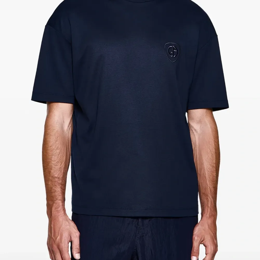 Футболка с круглым вырезом и короткими рукавами