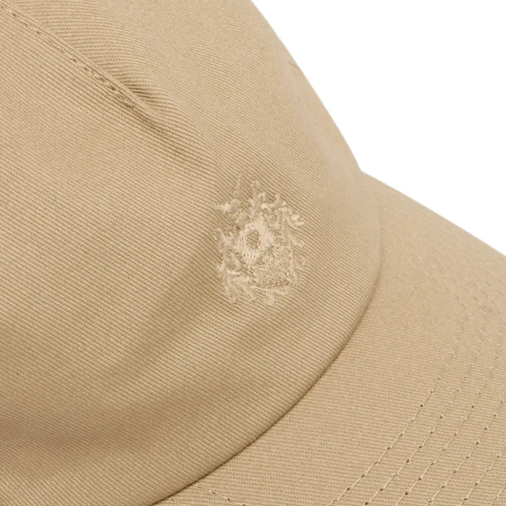 Бейсболка с вышитым гербом