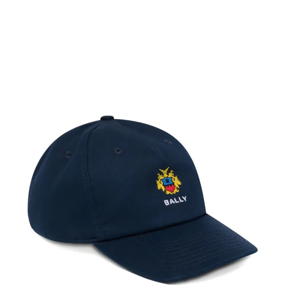 Бейсболка с вышитым гербом