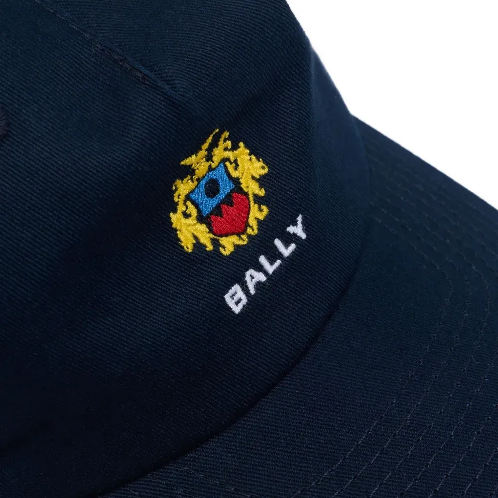 Бейсболка с вышитым гербом