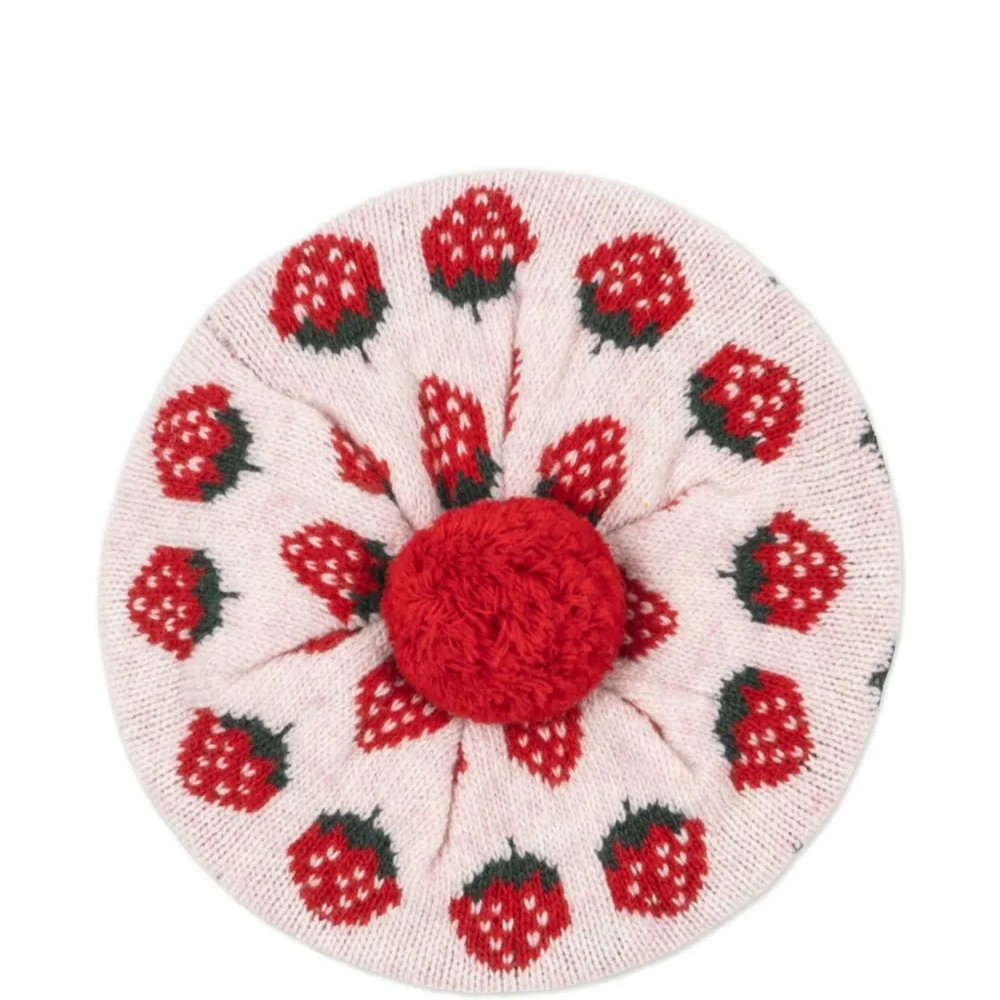 Вязаная шапка с клубничным узором и помпоном